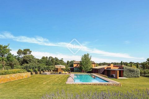 Set in 1 hectare of lovely private grounds with beautiful countryside views, this contemporary-rustic style luxury property offers space, privacy and the highest quaity finishes, just a few km from some of the Costa Brava's best beaches and most char...