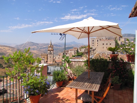 Located at the end of a quiet street, this large and elegant townhouse known in town as “The Palace” has been restored to its original glory. Located in Caccamo, this desirable features over 250 sqm of warm,spacious rooms on three floors with origina...