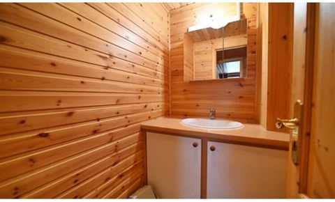 En la tranquila campiña La Roche-en-Ardenne, encontrará esta impresionante casa de vacaciones de 4 habitaciones, ideal para familias y un grupo pequeño. Este alojamiento puede albergar hasta 8 personas, y también hay una sauna para relajarse. El enca...