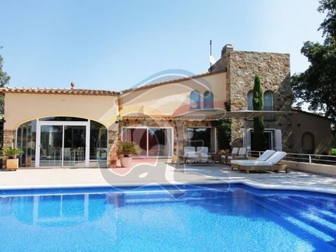 Beautiful rustic Catalan style villa with a lot of charm, built in 1981, with original wood from a monastery and handmade terracotta floors. The property is distributed over 2 floors. On the first floor we find a magnificent living-dining room with f...