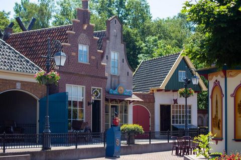 Dit vrijstaande, moderne vakantiehuis staat op vakantiepark Resort Enkhuizer Strand, direct aan het IJsselmeer. Het gezellige centrum van Enkhuizen ligt op slechts 2 km. Het gelijkvloerse vakantiehuis is modern en comfortabel ingericht. Door de grote...