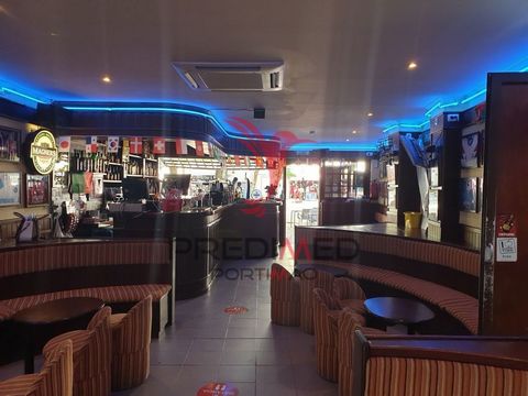 Fantastic Bar with excellent location, in the center of Albufeira velha, 400 meters from the beach. 30 Seats indoors Esplanade 30 px Fully equipped to get to work. Good Business Opportunity