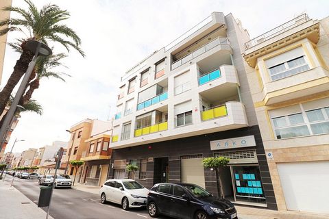 For sale premises in the center of Guardamar del Segura, located in a perfect ubicacion, in C/ Colon. Premises distributed over two floors it has 100 m2, 1 toilet, garage and storage room. If you need more information or view it, please donÂ´t hesita...
