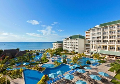 Dans un complexe en bord de mer: Playa Santa Clara. Résidentiel avec Resort Hotel, restaurant, belles vues. Compato apartamentito de 67M2, avec cuisine, salle de bain privée, au rez-de-chaussée en face de la piscine. EXCELLENT VIVRE, OU POUR SE REPOS...