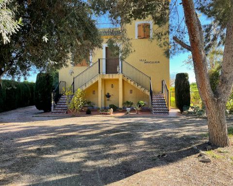 This is a lovely older 3 Bedroom 2 Bathroom Country Spanish property for sale just outside the village of Daya Vieja. The property is in need of some improvements but is a fabulous property on a large plot within a 5 minute walking distance to all th...