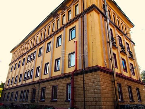 Wij bieden een kantoor- en servicegebouw aan in Iwiny in de gemeente Warta Bolesławiecka. De faciliteit is gelegen aan de hoofdweg, de oppervlakte van het perceel is 2584 m2. Het servicegebouw telt vier verdiepingen met in totaal zo'n 50 kantoorruimt...