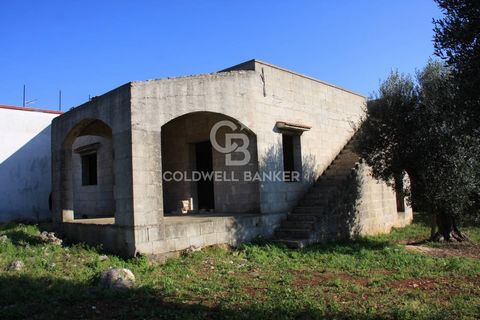 PUGLIA - OSTUNI - CONTRADA MARTUCCI Coldwell Banker Bodini Group offers for sale an exclusive villa of about 104 square meters in the splendid countryside of the white city. The solution, in its raw state, is located on the provincial road that conne...