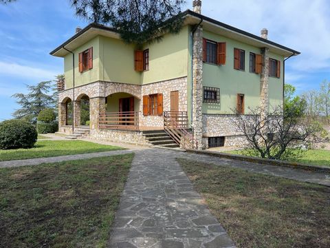 The property located at the top of the village of Monte Romano (VT) consists of a panoramic single-family villa with sea view, with a view of Monte Argentario, the island of Giannutri on one side and a view of Viterbo from the other. The building of ...