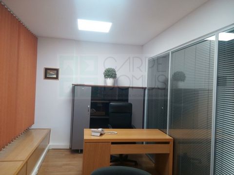 Friendly office / shop, with about 90 m2, ready to use, with excellent location. Reception, meeting room, 3 offices, toilet, pantry and storage. With renovation works recently completed. Ease of access and parking, next to the CP Station of Benfica. ...