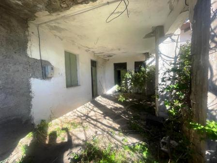 Schinokapsala, Makry Gialos, South East Crete: A nice house with large courtyard just 6km from the sea in Schinokapsala, Makry Gialos, South East Crete. The property is about 80m2 on a plot of approximately 120m2. It is in need of renovation and cons...