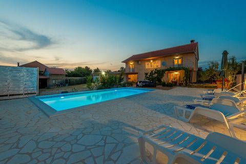 Cette exquise de vacances est située à Lisicic et peut accueillir 8 personnes. Avec 4 chambres, la maison est idéale pour un groupe. Il dispose d'une piscine privée avec une douche de soleil pour vous détendre et vous détendre. Le logement est à 10 k...