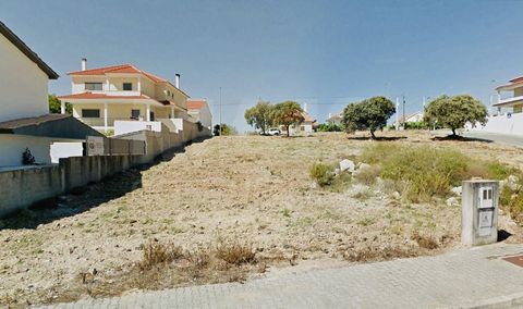Land for urban construction, in a reserved area of villas, in a quiet place and easy parking. In addition to the great dimensions and quiet you can also enjoy the proximity of the city center. This is where you can build your next house!!! Total land...