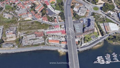 House to rebuild , with excellent river views , inserted in the eastern part of the city of Porto . Property with two fronts (north / south), with generous areas, which also has a yard in the outer area. Currently, the villa is vacant, being necessar...
