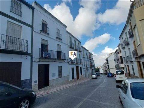 Dieses 208 m² große Stadthaus mit 5 bis 6 Schlafzimmern und 2 Bädern befindet sich in der beliebten Stadt Luque in der Provinz Cordoba in Andalusien, Spanien. Das Anwesen liegt an einer breiten Straße mit Parkplätzen auf der gegenüberliegenden Straße...