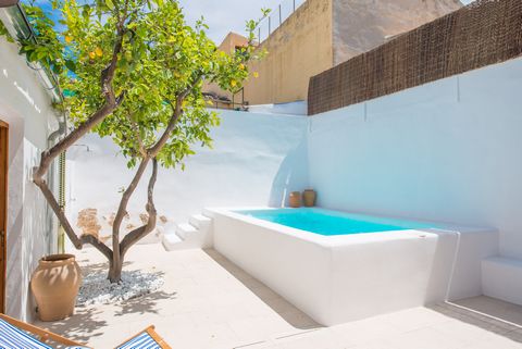 Questa casa a schiera contemporanea, dotata di piscina privata, si trova ai piedi della Sierra de Tramuntana ad Alaro e può ospitare fino a 8 persone. Questa bella casa dispone di una piscina privata salata di 4 m x 2,5 m e profonda 1,5 m. Dopo una n...