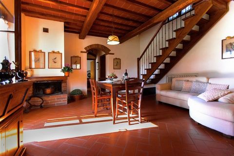 This house is a cosy villa with 4 bedrooms and can comfortably accommodate 9 people. It's perfect for large families or groups. Tuscany and Umbria are less than an hour away, and cities like Cortona, Arezzo, Chianti, Florence, Siena, Perugia and Assi...