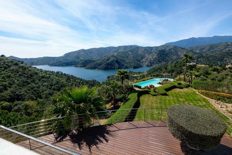 Villa in Istan with stunning views to the sea, the lake of Istan and the mountains for sale . Villa with stunning views of the sea, Lake Istán and the mountains located in a natural and protected environment 10 minutes from Puerto Banús and Marbella ...
