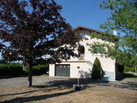 Saint Romain le Puy LE TUC offers you EXCLUSIVELY a beautiful traditional construction of approximately 90 m2 with a full basement in a plot of land of 800 m2. This house benefited from numerous works in 2018, city gas boiler, electrical panel, treat...