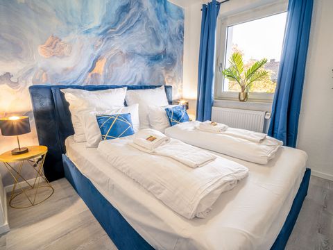 Welcome to my 85sqm family suite, which has great connections and offers you everything you need for a great stay in Giessen: ✦ 10 minutes from the city center ✦ Directly by the swan pond ✦ Also great for families and business trips ✦ Two comfortable...