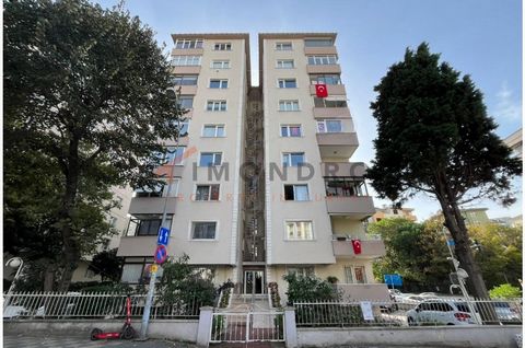 El apartamento en venta se encuentra en Kadikoy. Kadikoy es un distrito situado en el lado asiático de Estambul. Es una zona bulliciosa y cosmopolita conocida por su ambiente animado, excelentes restaurantes y cafés, y boutiques de moda. La zona albe...