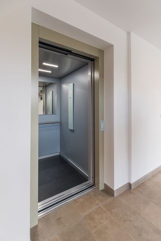 The apartment with a spacious terrace and garden area is on the ground floor of a new building. The rooms are quiet and bright, the modern furnishings invite you to arrive and feel good. The spacious and very bright living area is equipped with a mod...