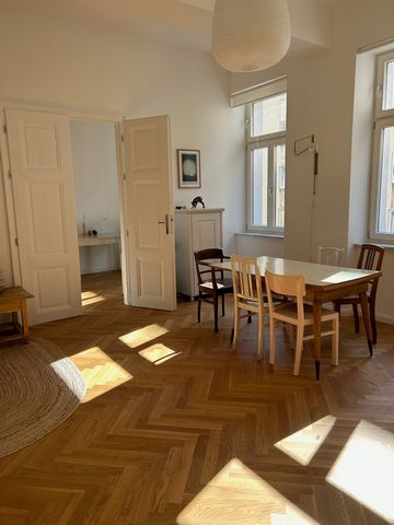 Beautiful, newly renovated 74m2 old building apartment with high ceilings. Ideal for people interested in culture and people who come to Vienna for a work stay or home office and want to live in style. Location at the opera line 1, between main stati...