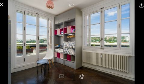 Located on the banks of the Rhône, on the top floor of a luxury building dating from 1934, completely renovated apartment of 94 m2. Charm of the ancient: parquet, mouldings One of the best views of Lyon Open stay on a panoramic terrace of 80 m2 (Sout...