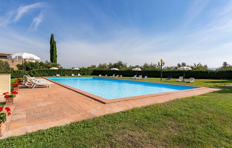 La résidence est située en Toscane, à 14 km de Tavarnelle, 1 km du village de Mercatale et à seulement 20 minutes de Florence. Il est construit sur la colline séparant San Casciano de Greve in Chianti. A ta disposition: - piscine extérieure ouverte d...