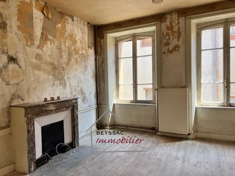 HOUSE OF ABOUT 115M2 ON 3 LEVELS FACING SOUTH WEST - TO BE COMPLETELY RENOVATED A STONE'S THROW FROM SHOPS AND THE CITY CENTER OF CRAPONNE A GARAGE OF 21M2 COMPLETES THIS PROPERTY ROOF REDONE 10 YEARS AGO -BOILER FUEL IDEAL INVESTOR