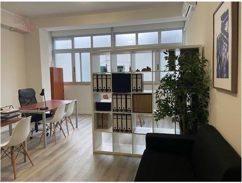 Office for rent in the center of Montijo. Large office, with plenty of natural light. It is rented furnished, without computer equipment. It has air conditioning. The property is located in the central area of Montijo close to all kinds of services a...