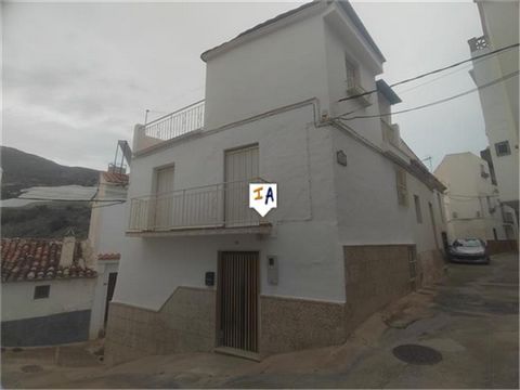 Dieses möblierte Stadthaus mit 3 Schlafzimmern befindet sich im Dorf Itrabo in der Nähe der Costa Tropical in der Provinz Granada in Andalusien, Spanien. In einer begehrten Gegend gelegen, betreten Sie das Anwesen an einer Eckposition in einen Flur m...