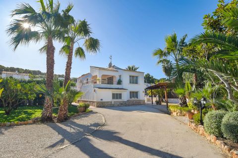 Villa grande y confortable con piscina climatizada en Moraira, Costa Blanca, España para 6 personas. La casa está situada en una zona residencial de playa, cerca de restaurantes, bares y supermercados, a 500 m de la playa de Cala Andrago y a 0,5 km d...