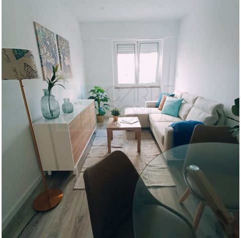 Apartment in the process of total renovation, after which it will be left with the following conditions: Kitchen + Living room with 27 m2. The kitchen has blank furniture; Tile all over the wall behind the furniture; Oven, Hob, Extractor Fan, Built-i...