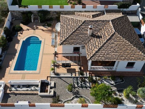 Spanish Property Choice is verheugd u de mogelijkheid te kunnen bieden om een prachtige villa met 3 slaapkamers en 2 badkamers en een privézwembad te kopen, gelegen in Los Torres 2, Arboleas. Het pand biedt een oase van rust voor diegenen die op zoek...