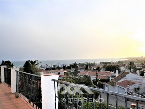 Bright and spacious house with beautiful views of the sea and the bay, a 5-minute walk to the beach and the port of Caleta. This well-maintained property consists of 2 floors, a garage for one vehicle and a storage room. It is surrounded by a garden ...