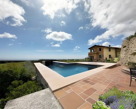 Villa mit Swimmingpool und Panoramablick auf die Küste der Versilia und privaten Park, auf dem Ripa-Hügel hinter Forte dei Marmi gelegen. Das ca. 450 m2 große Grundstück befindet sich in einer einzigartigen Lage und genießt einen wirklich überraschen...