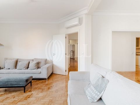 4-bedroom apartment with 119 sqm of gross private area, renovated, in Campo de Ourique, Lisbon. The apartment features a living room, dining room, and hallway all integrated in an open space layout, creating a great social and circulation area, four ...