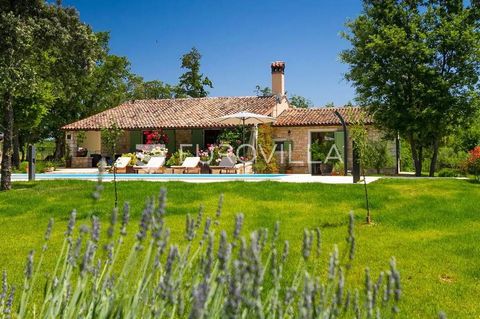 Not far from the Istrian town of Bala, there is an attractive categorized villa with four stars in the Istrian rural style, surrounded by a large fenced estate of 30,550 m2. This prestigious villa of 200 m2 has an ideal orientation with an excellent ...