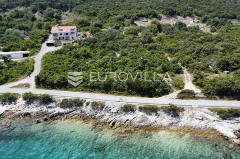 Korčula, attractive building plot located first row by the sea. It is located on the northern side of the island, not far from the town of Korčula, overlooking Pelješac. The total area of the land is 1572 m2, and it is possible to divide it into two ...