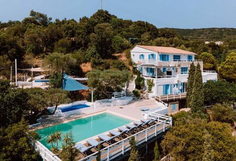 Gelegen op de top van een heuvel tussen de olijfgaarden van Noord-Zakynthos, met een ongeëvenaard uitzicht op de Ionische Zee en het Sint-Nicolaaseiland, dit prachtige pand biedt voor elk wat wils. Met 7 slaapkamers en 5 badkamers, deze villa met 3 v...