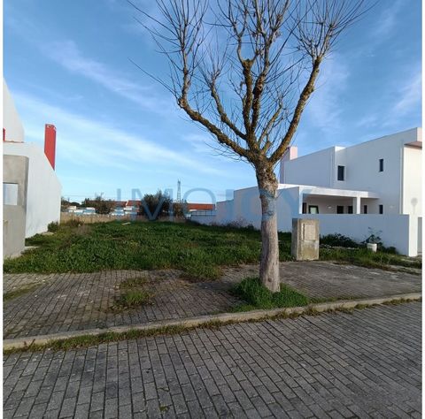 Plot of 358.62 m2, with an implantation area of 110m2 and a construction area of 179.62 m2. Feasibility for the construction of a single-family house with 2 floors above ground level and 2 parking spaces in the backyard. Inserted in an urbanisation w...