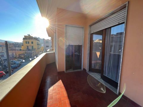 We offer for sale the bare ownership of a large apartment of over 5 rooms being divided into 2 real estate units of approximately 80 square meters each, located on the second floor of a building built in 1950, located in the residential area of Ponti...