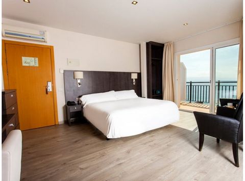 The Horitzo is located on the seafront, 20 metres from the beach, and offers air-conditioned rooms, all with balcony or terrace with sea view. The hotel is located in the heart of the town and has a large terrace with a view of the sea. Take a stroll...