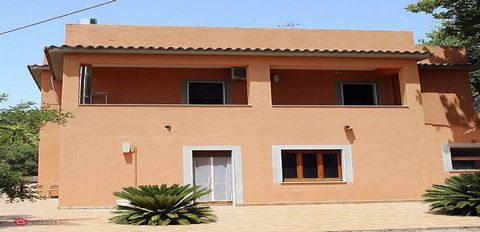 Standalone villa, with sea and sunset view, in excellent condition, elevated and reserved position, at Praia a Mare, at 4 minutes from the center and at 1,5 km from the beach. The villa is arranged on four levels and consists the following: In the ba...