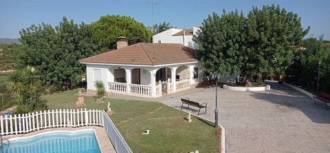 For those of you looking for a little bit more then we present you with this excellent villa on the edge of an Urb near to Chiva just 20 minutes from Valencia. But what is it that you get a little bit more of here? Let's take a look shall we and we n...