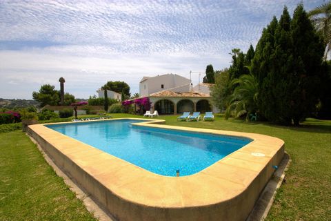 Grande villa charmante avec piscine privée à Javea, Costa Blanca, Espagne pour 8 personnes. La maison de vacances est située dans une région côtière et résidentielle, près de restaurants et bars et à 3 km de la plage de El Arenal. La villa a 4 chambr...