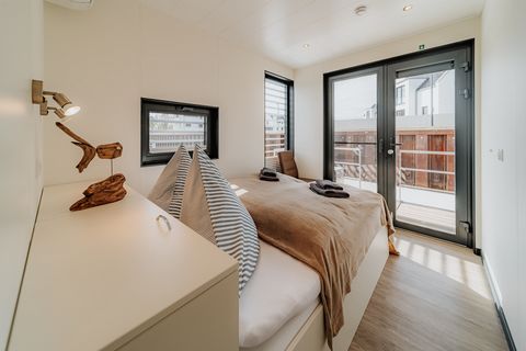 In one of the most beautiful regions of North Rhine-Westphalia, Weserbergland, accommodation awaits you in a luxuriously furnished floating house. Living on the water and the breathtaking view means you'll feel completely relaxed after just a few hou...