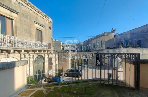 MAGLIE - LECCE - SALENTO In the heart of the charming historic center of Maglie, among its characteristic alleys and a few steps away from the main services and shops, we offer for sale an independent one-bedroom apartment of about 60 sqm located on ...