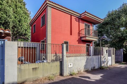 We are pleased to present you this wonderful villa with excellent accessibility to the highway and ample space on the plot for your needs. Located in a well-connected area, you will have all the services close to your home. The house has 187m2 built ...