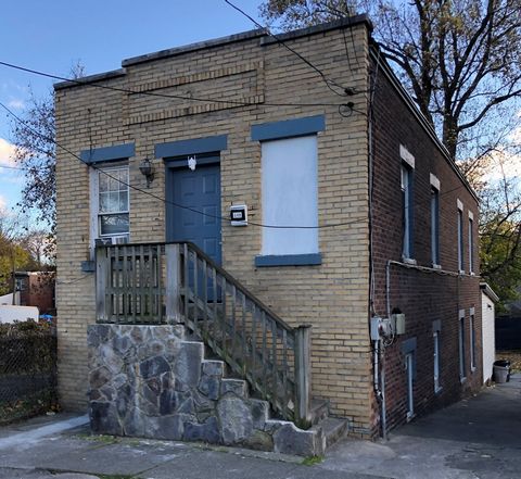 Have you ever dreamed of owning your own brick townhouse, well this might be your chance. With the perfect size - not too big, not too small - this charming single-family 2-story building features 3 bedrooms, 1.5 bathrooms and a private backyard. Loc...